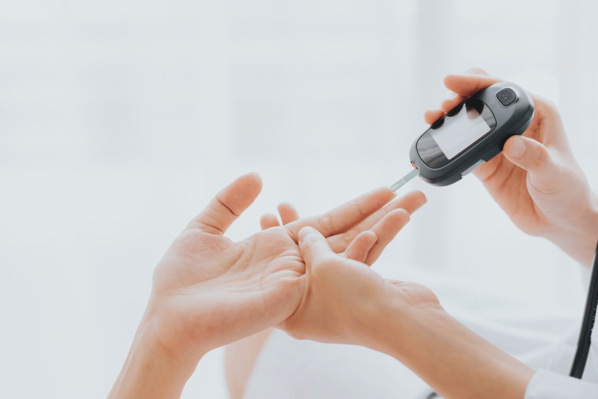 ডায়াবেটিস রোগীরা চিকিৎসকের পরামর্শ নেবেন। নিজে থেকে পুরো চিনি বন্ধ করলে শরীরে গ্লুকোজের মাত্রা অস্বাভাবিকভাবে ওঠানামা করতে পারে। তাই ডাক্তারের নির্দেশ ছাড়া ডায়েটে বড় পরিবর্তন করা উচিত নয়।